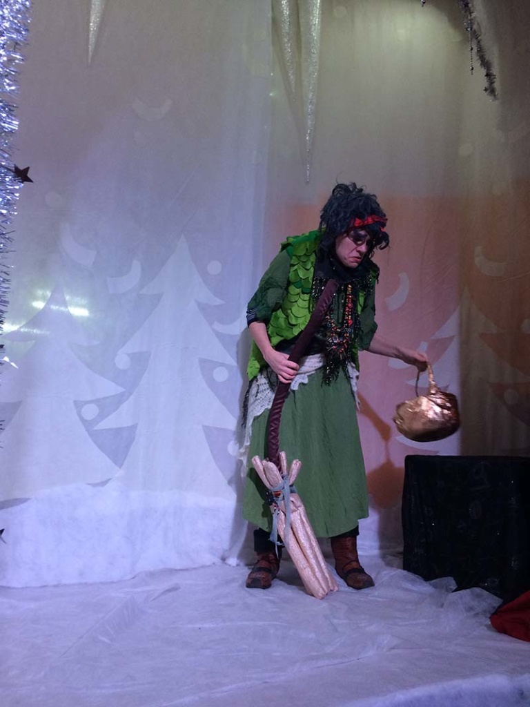 Детское новогоднее представление про бабу Ягу и добрую волшебницу